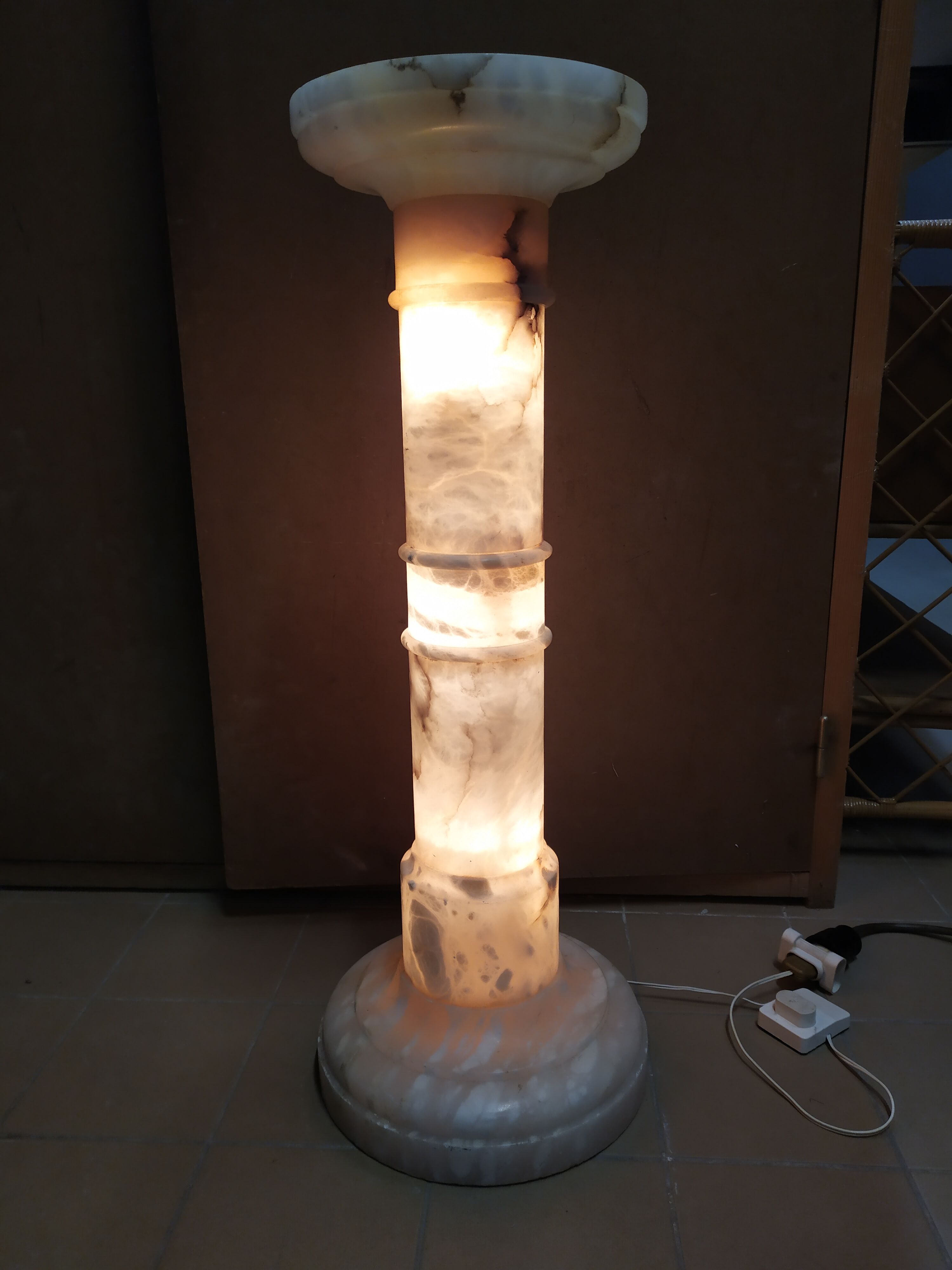Column in bright alabaster 87 cm 3 fires
