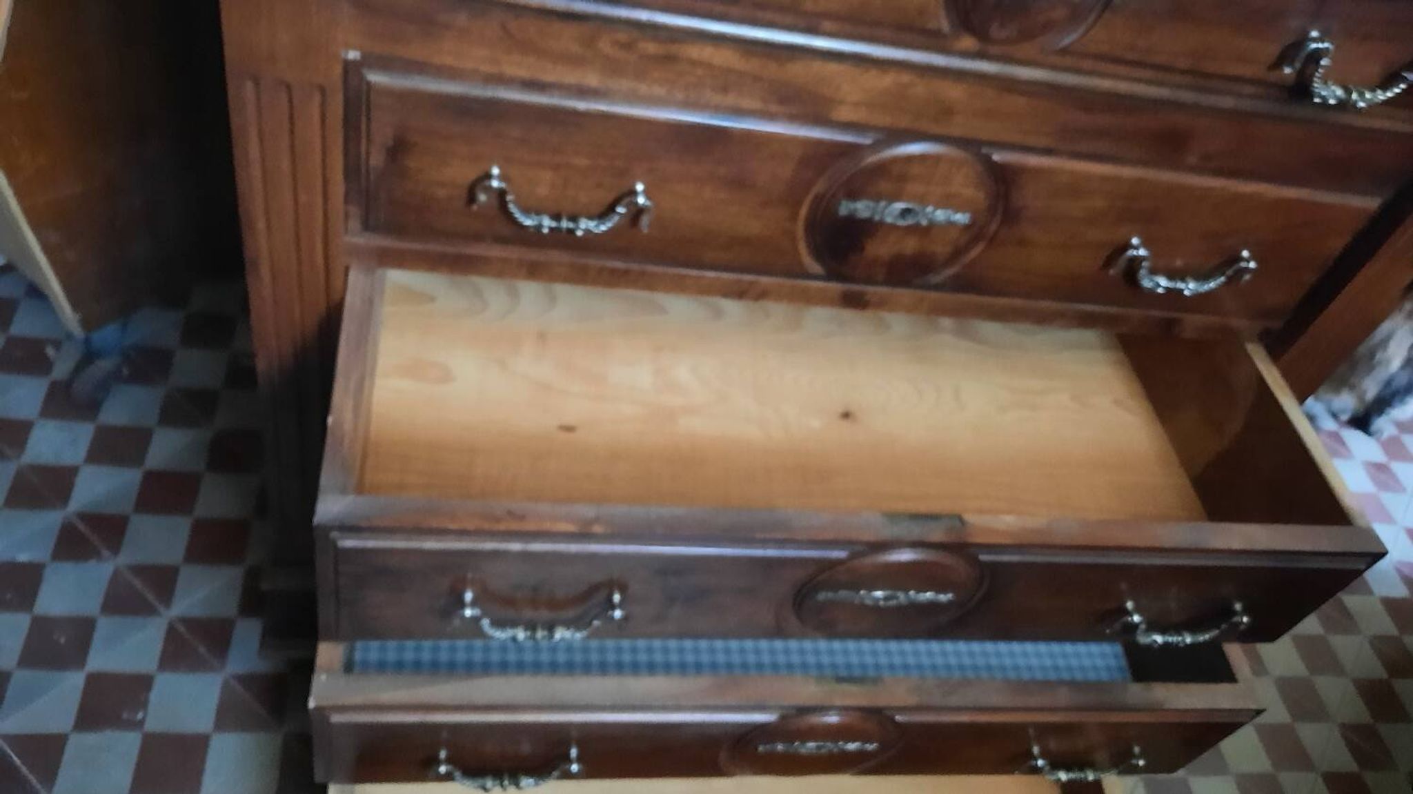 Dressing table chest of drawers