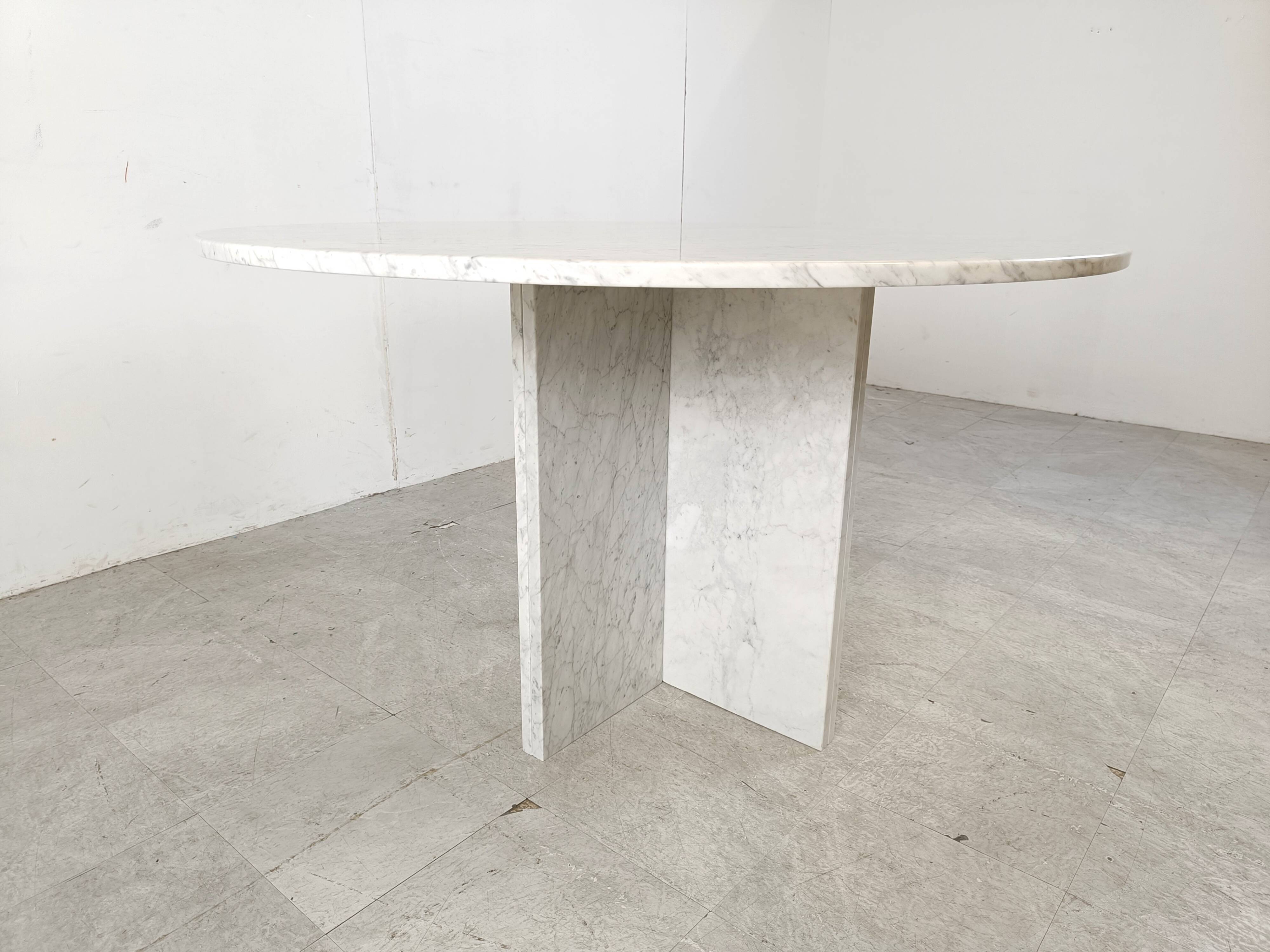 Vintage round White marble dining table 1970s