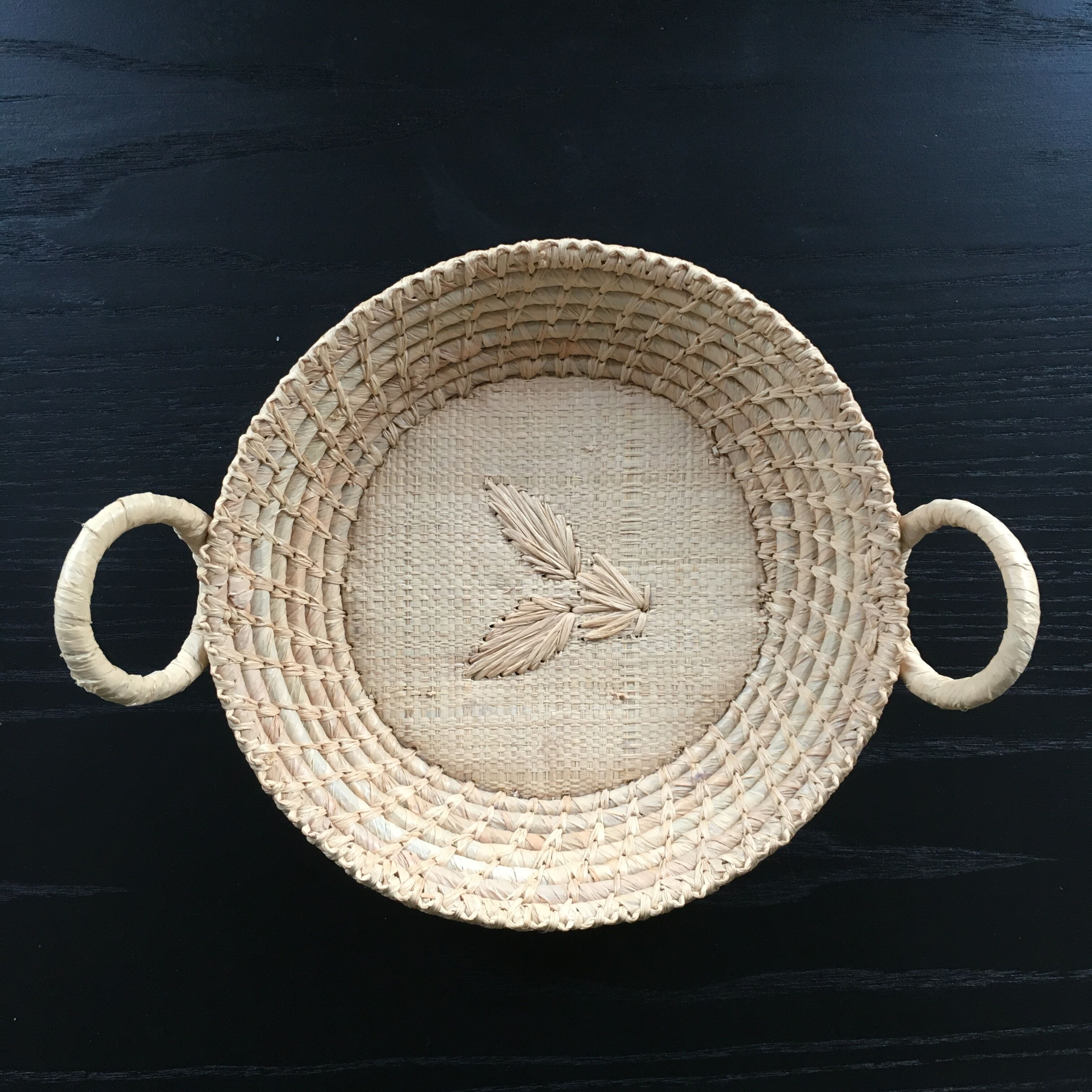 Straw basket leaf decoration