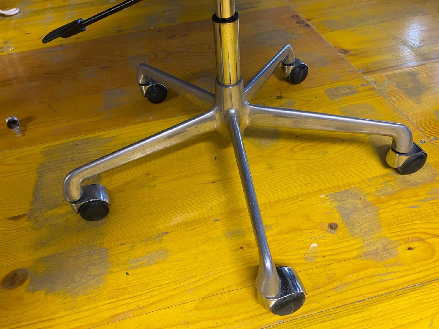 Chaise de bureau Charles & Ray Eames mod. EA117 production ICF, années 1970