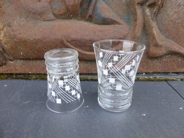 Service a liquor composed of 7 glasses a geometric patterns and d a tray