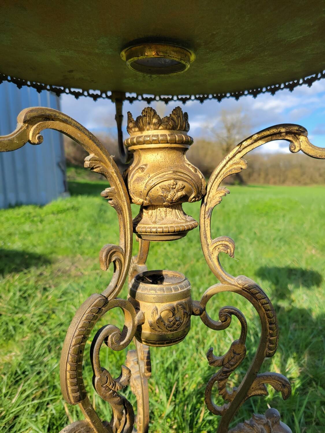 Round table in marble and gilded bronze
