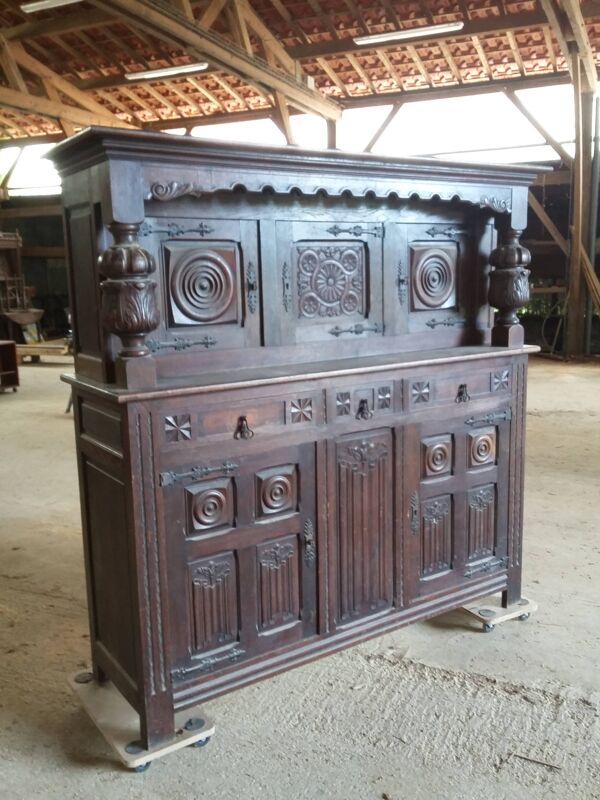 Buffet basque artisanal en chêne, début XXème