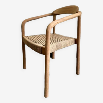 Chaise en bois massif avec assise et accoudoirs tressés