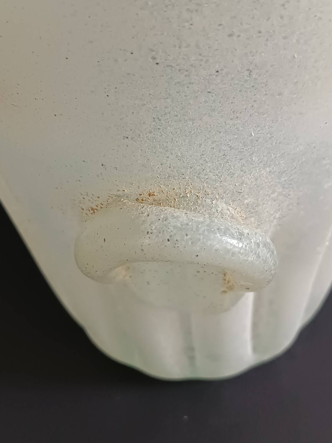 Beige fluted ear-shaped glass paste bucket