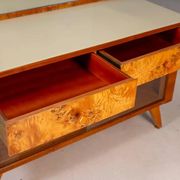 Coiffeuse vintage avec placage de noyer, grand miroir et armoires de rangement.