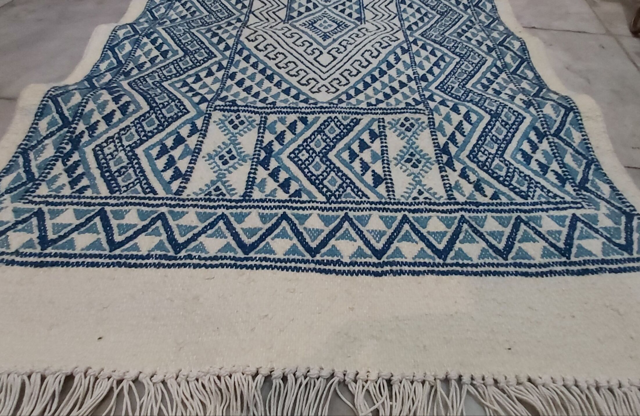 Tapis kilim bleu et blanc fait main 155 x 75 cm