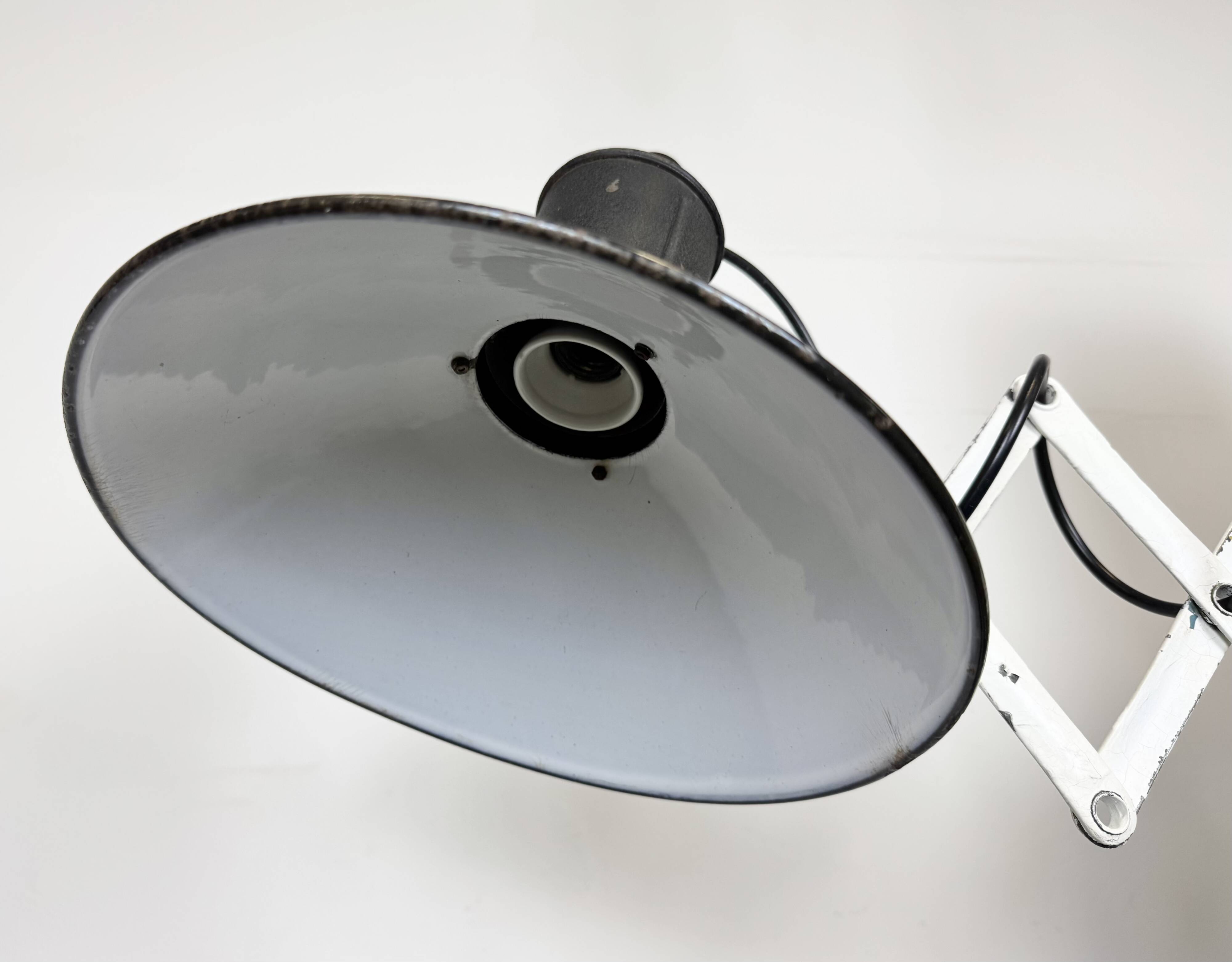 Lampe murale à ciseaux en émail noir industriel, années 1950