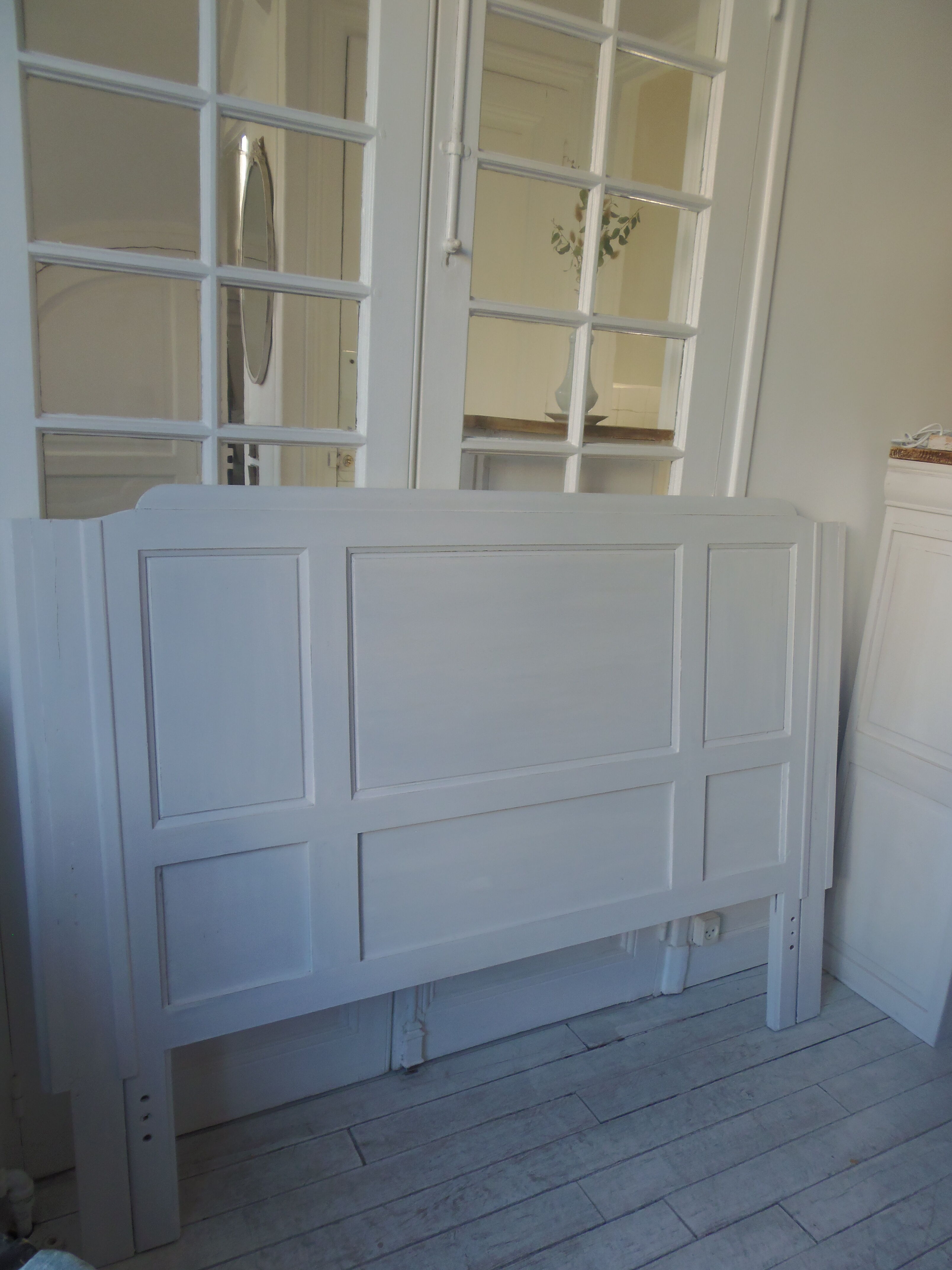 Headboard for a bed of 160 patinated pearl gray waxed finish.