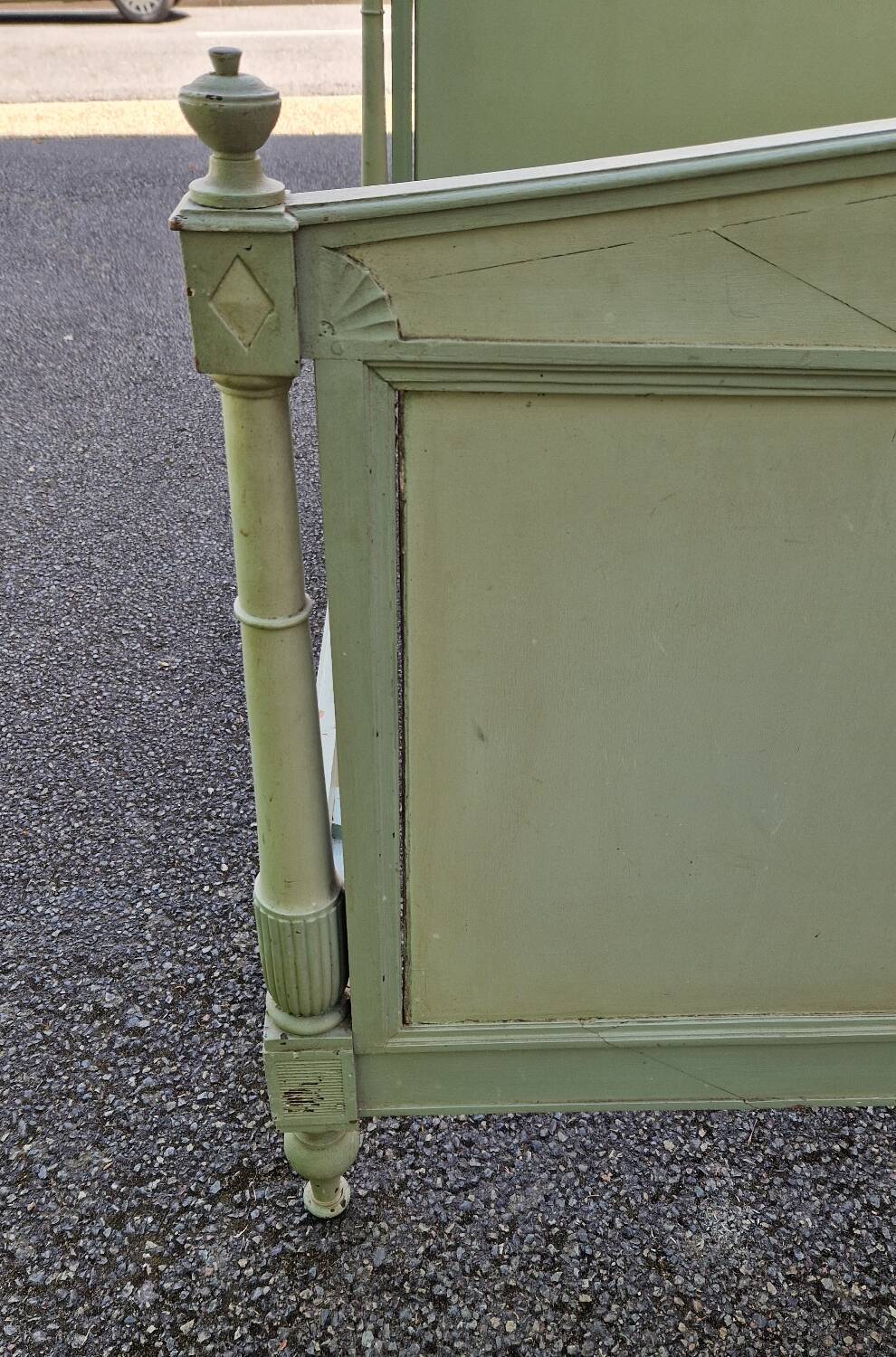 Lacquered Directory bed