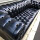 Canapé noir Chesterfield