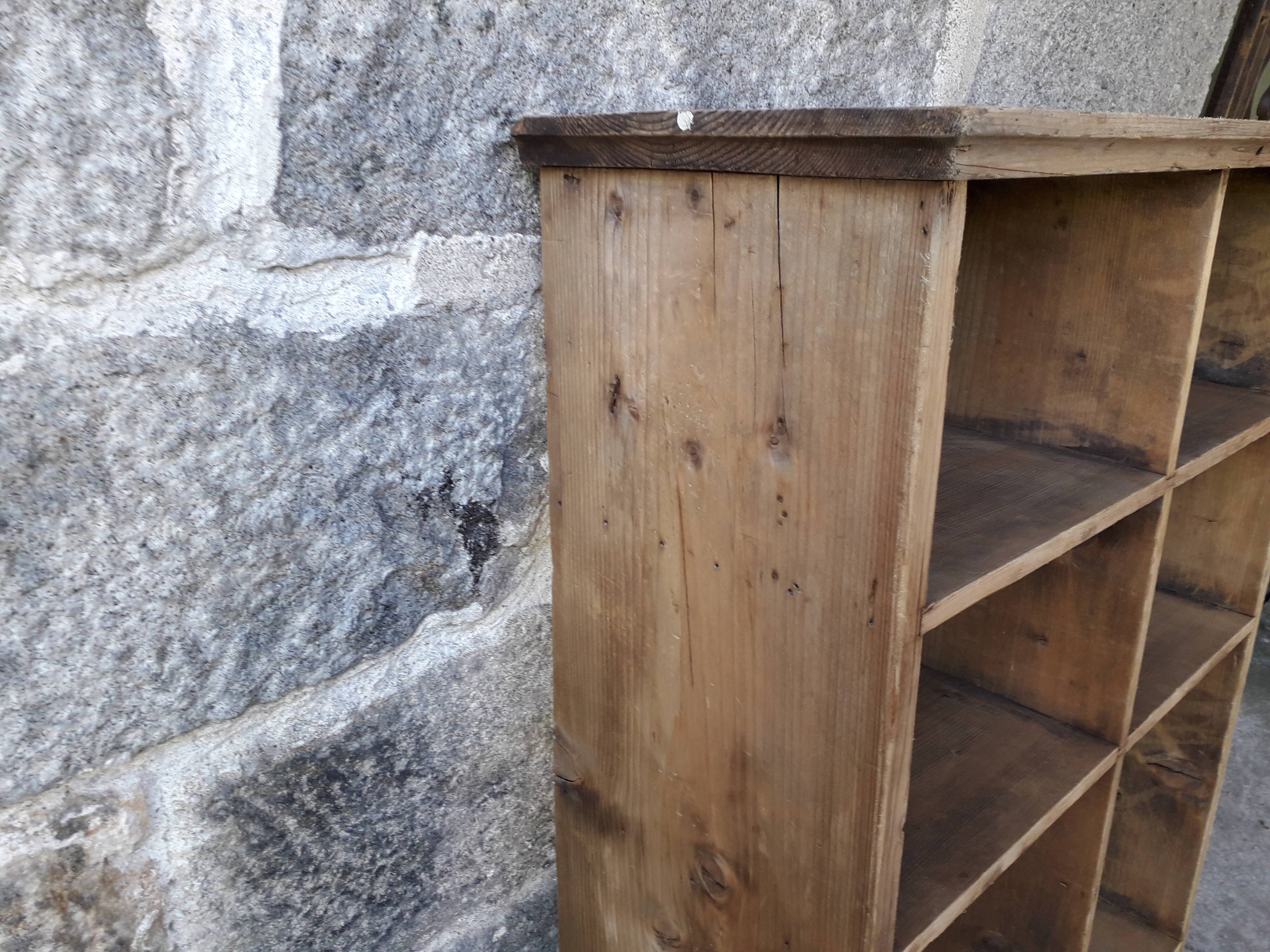 Étagère murale en sapin