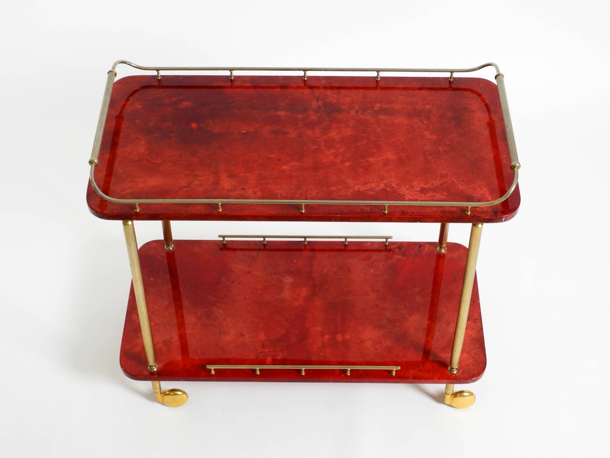 Superbe grand chariot de service en peau de chèvre rouge Aldo Tura des années 1960 | Fabriqué en Italie