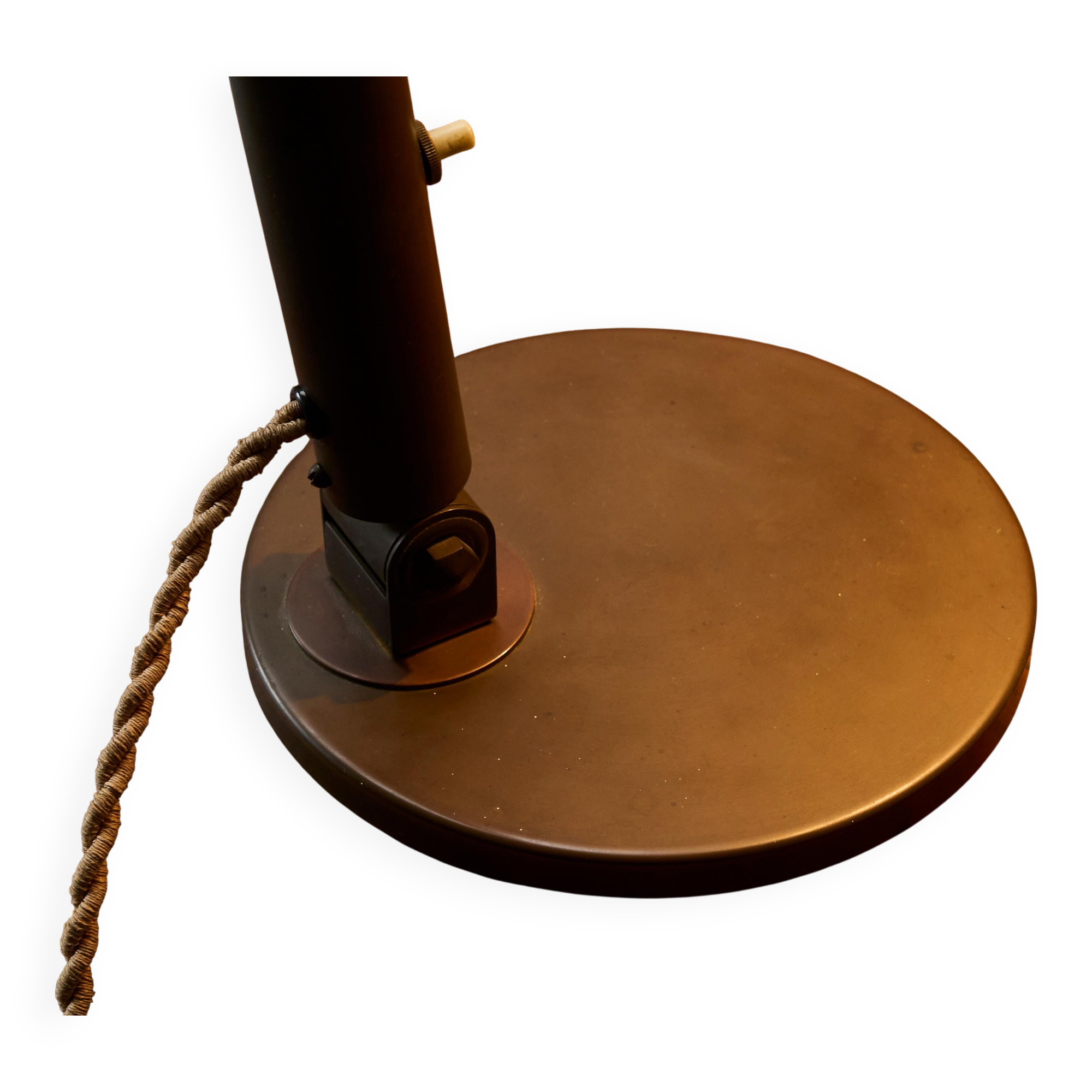 Modernist desk lamp in patinated brass from the 1930s.