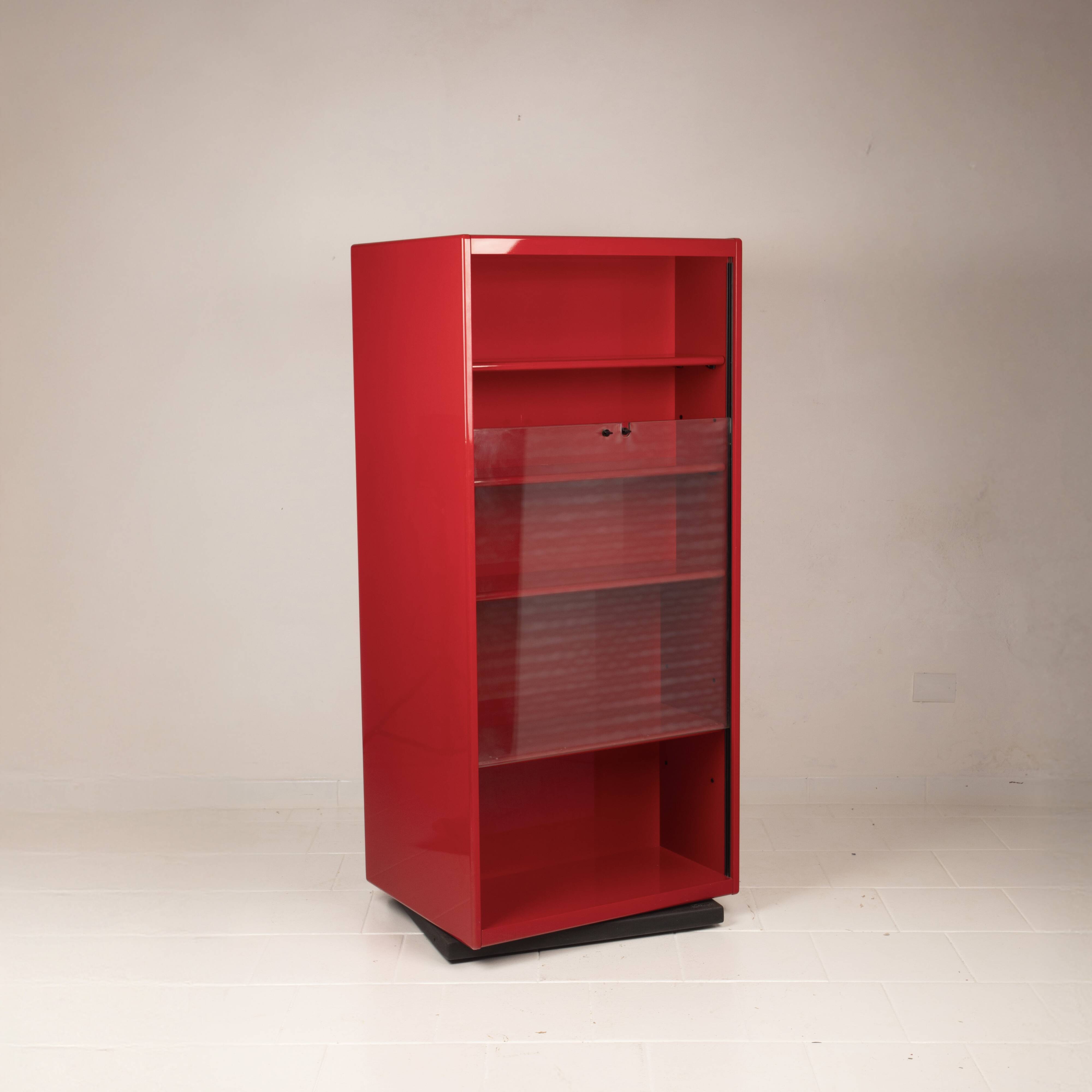 Double-face rotating display cabinet in red lacquer by Arflex, 1980s