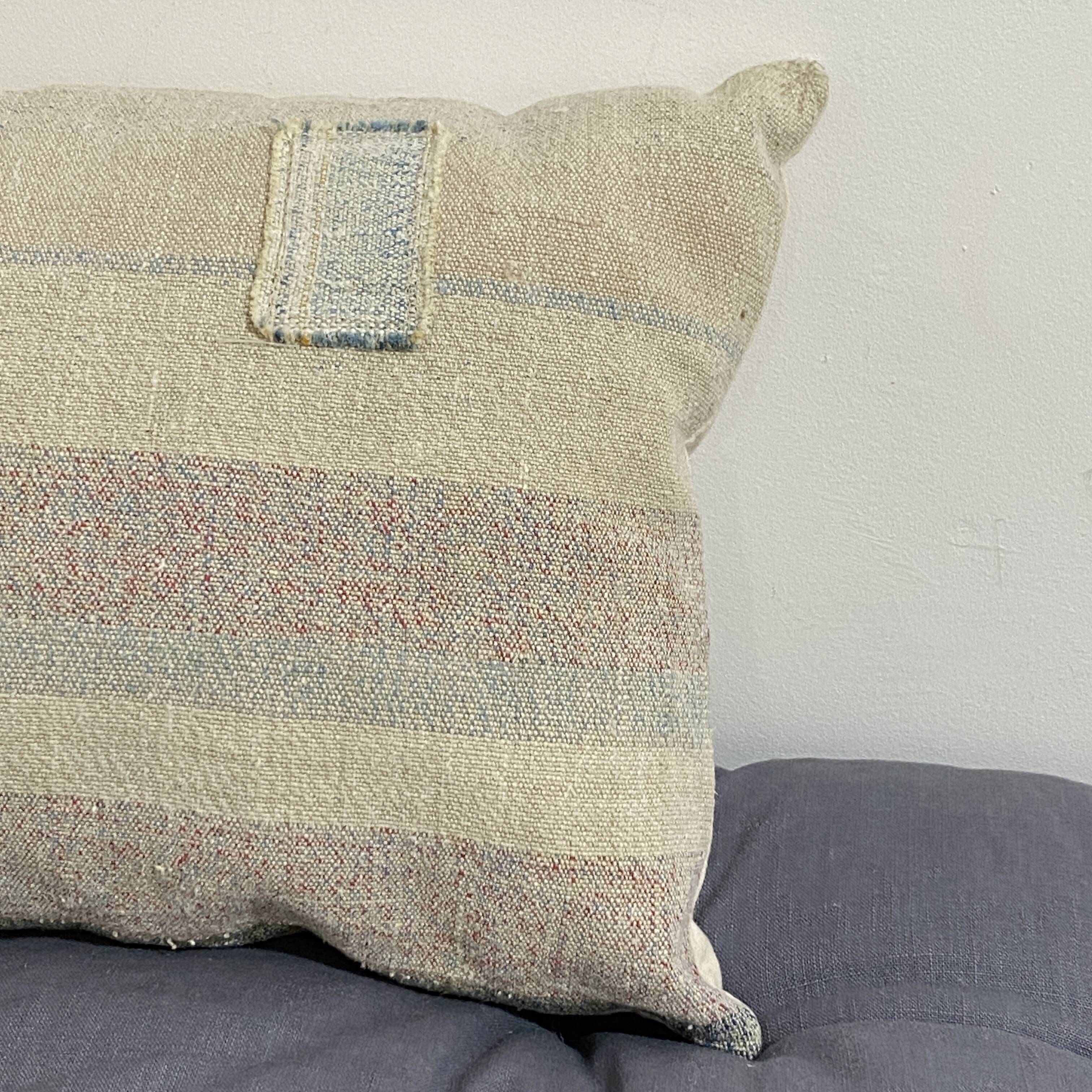 Coussin en toile ancienne style Kilim