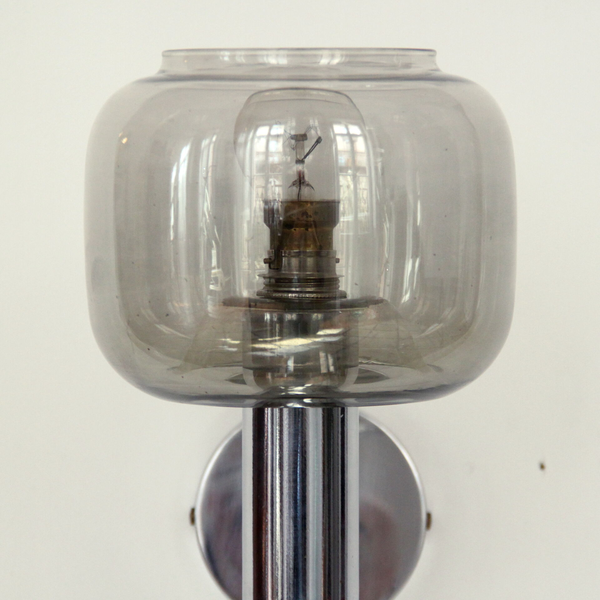 Paire d'appliques murales métal chromé et globe verre fumé, seventies