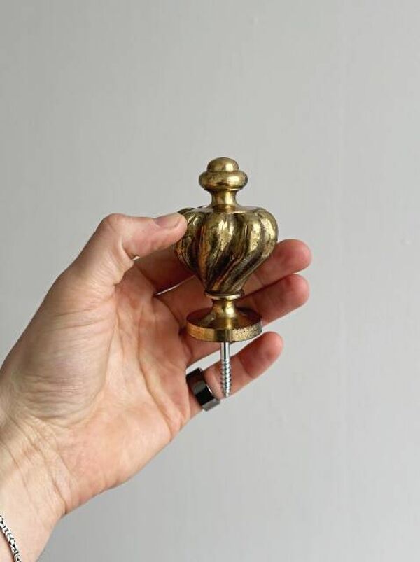 Embouts anciens en métal pour escalier