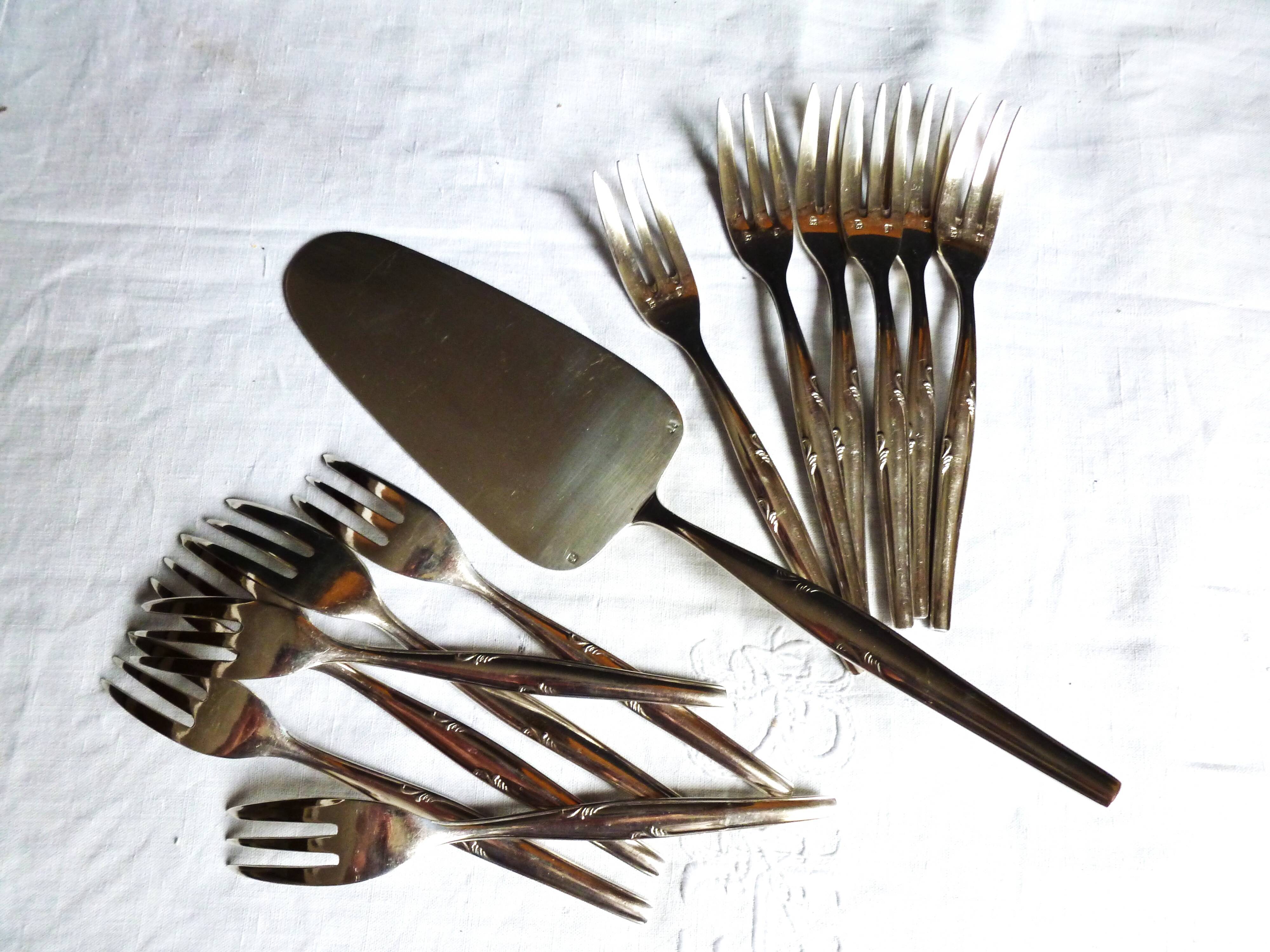 Silver-plated cake service / 12 forks and silver cake server