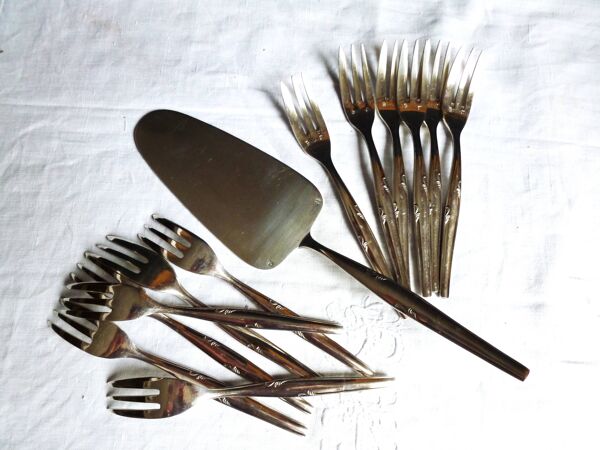 Service à gâteaux  métal argenté / 12 fourchettes et pelle à gâteaux argent