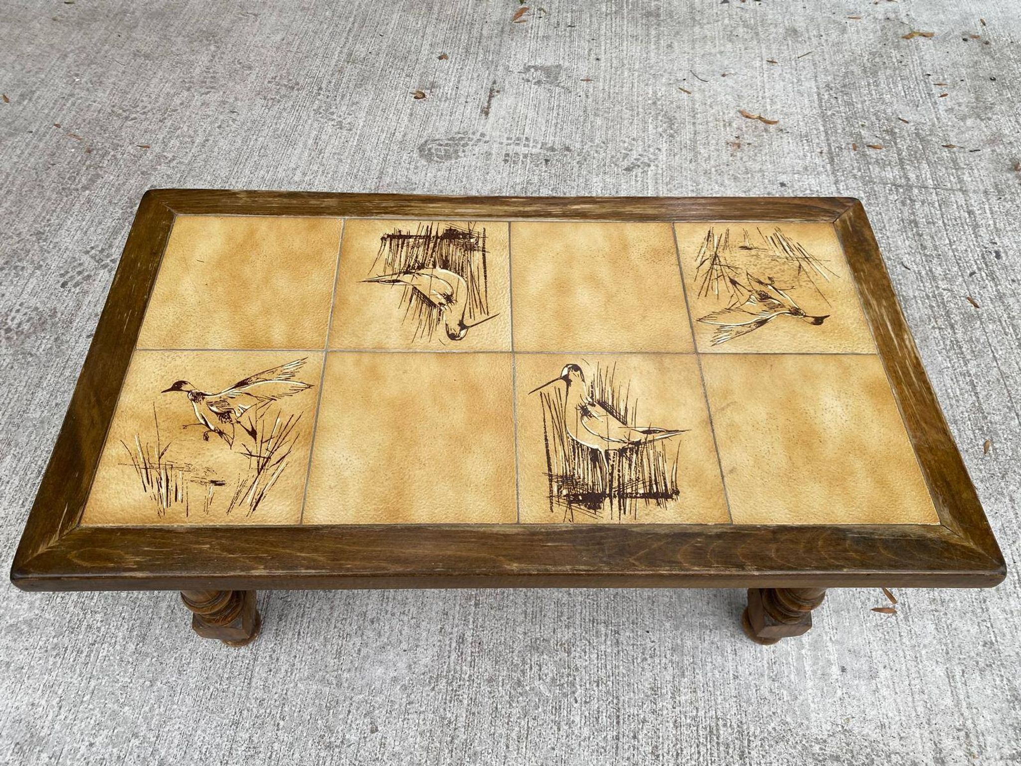 Table basse vintage 70s bois et carreaux céramique motifs oiseaux nature