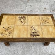 Table basse vintage 70s bois et carreaux céramique motifs oiseaux nature
