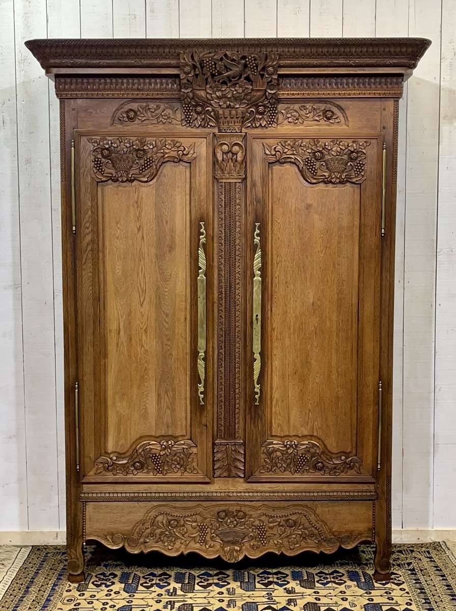 Armoire de mariage Normande sculptée en chêne clair du 19ème siècle