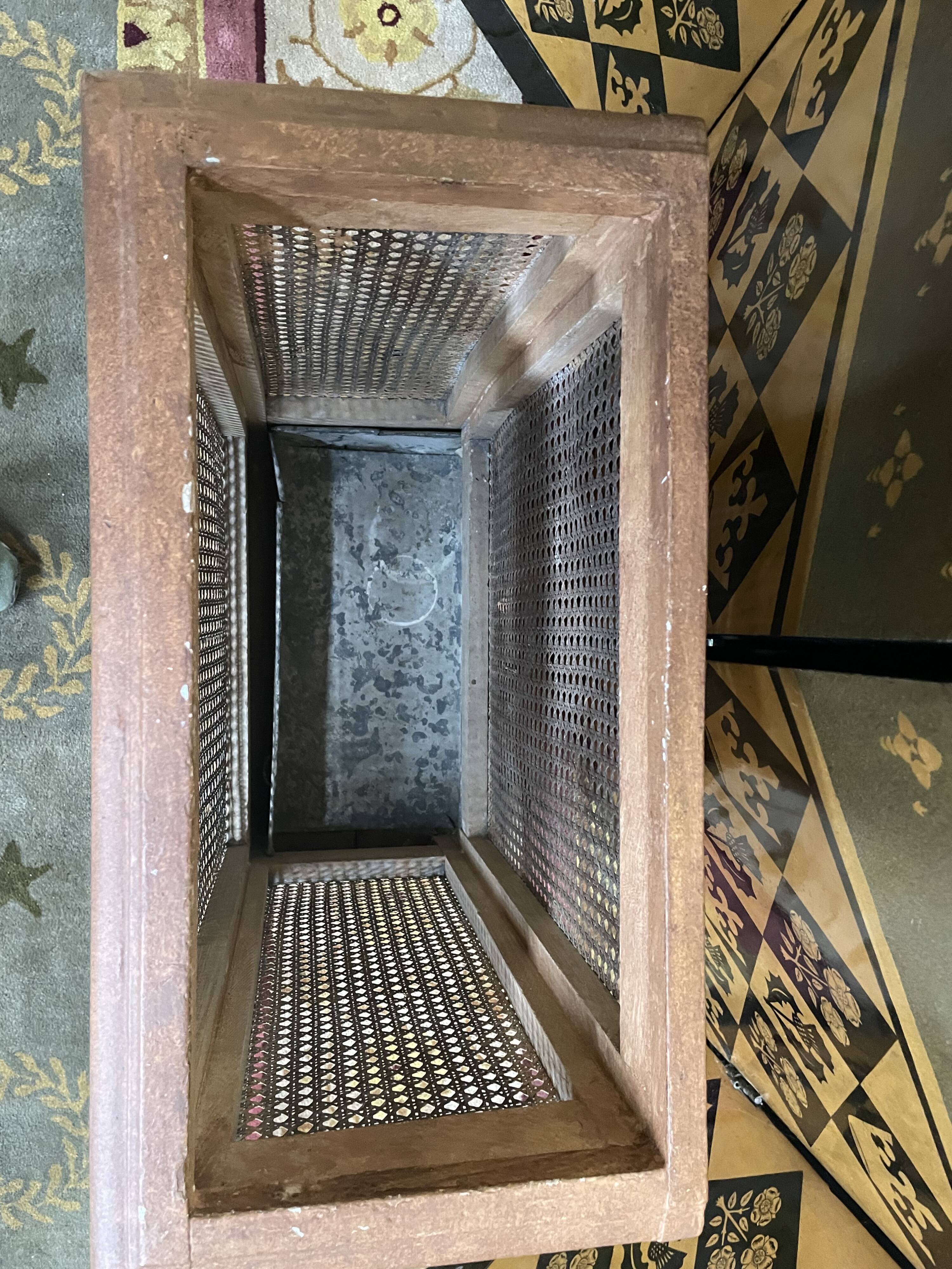 Umbrella door cannage