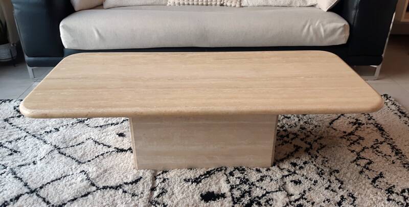 Table basse en travertin beige clair polie.