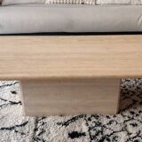 Table basse en travertin beige clair polie.