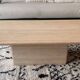 Table basse en travertin beige clair polie.