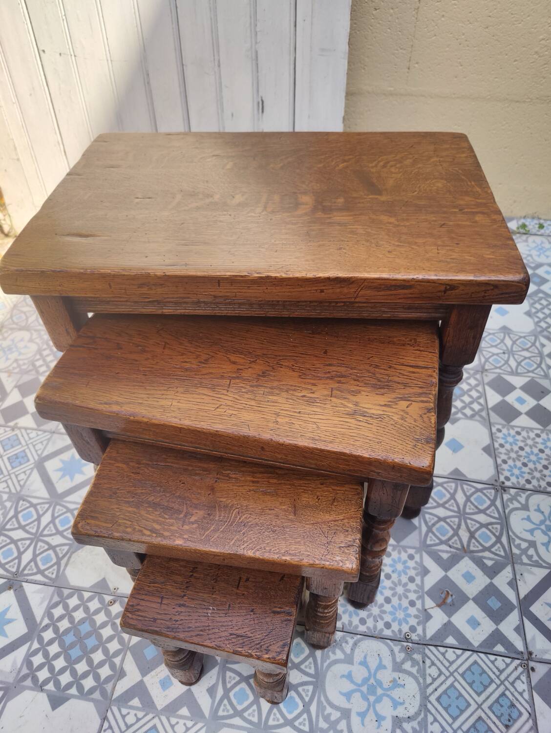 Charmantes tables gigognes en bois massif