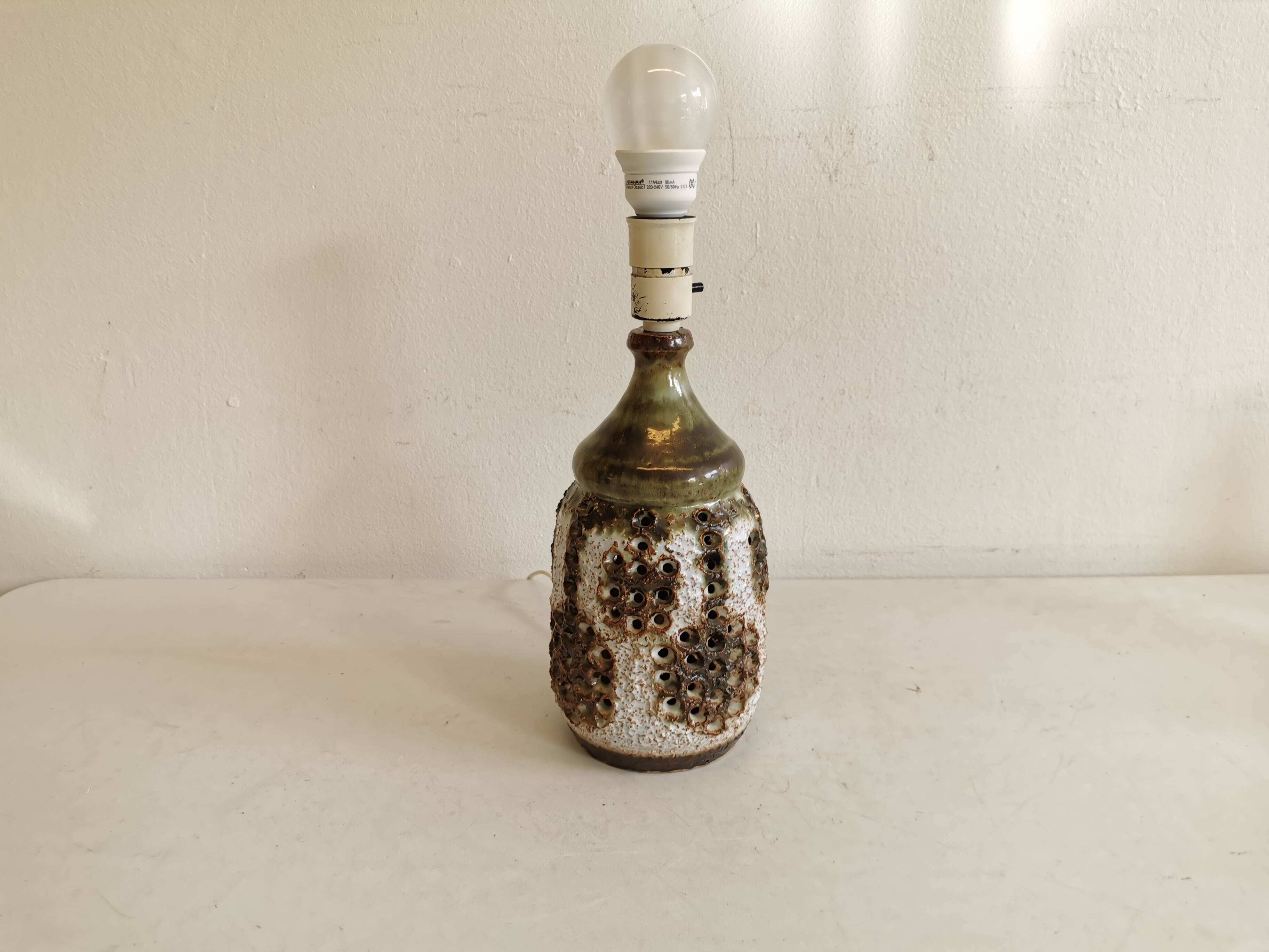 Lampe de table danoise en céramique, avec base perforée et belle glaçure.