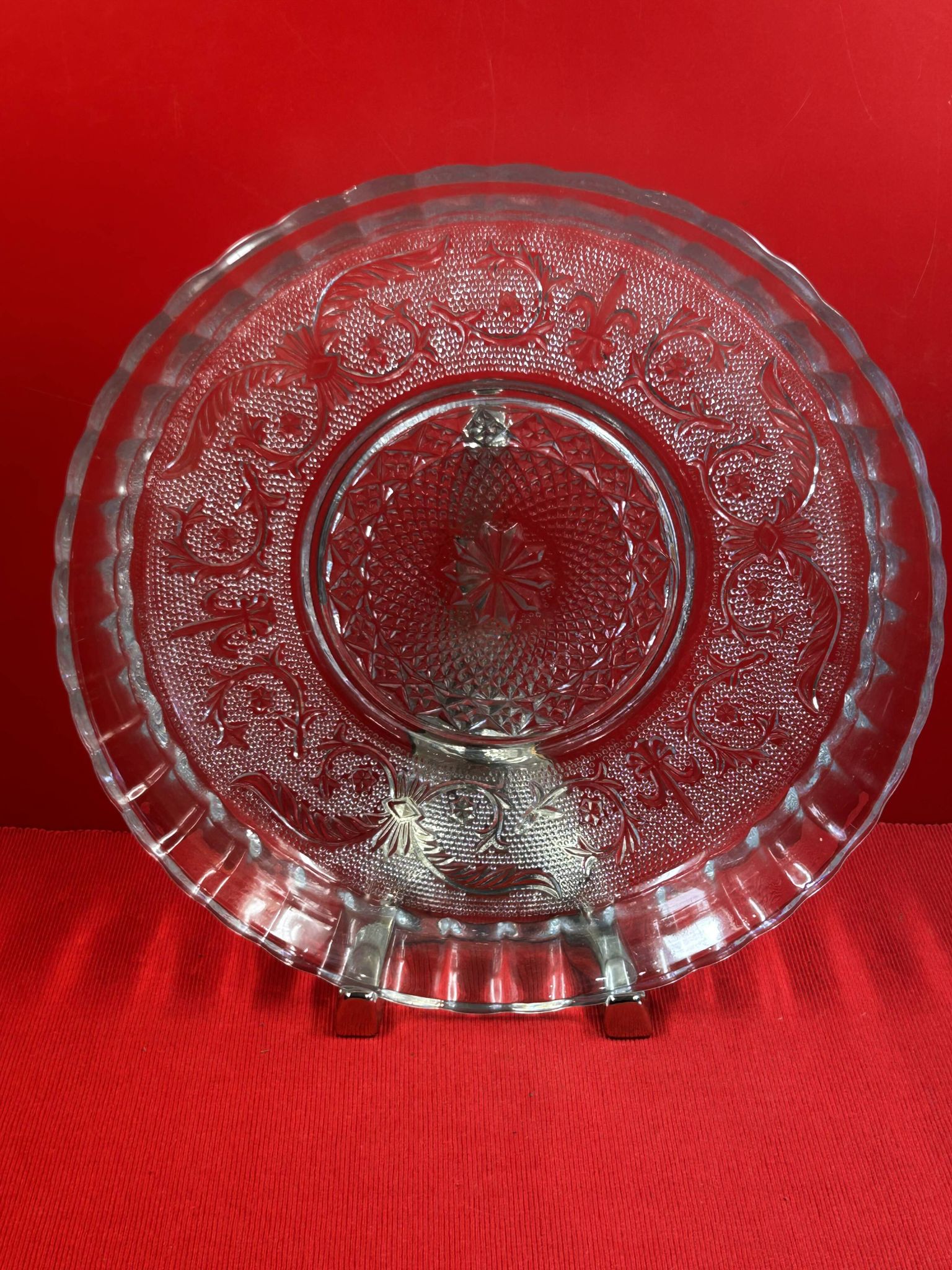 Grand Plat en verre - Décor de rinceaux et fleurs de Lys