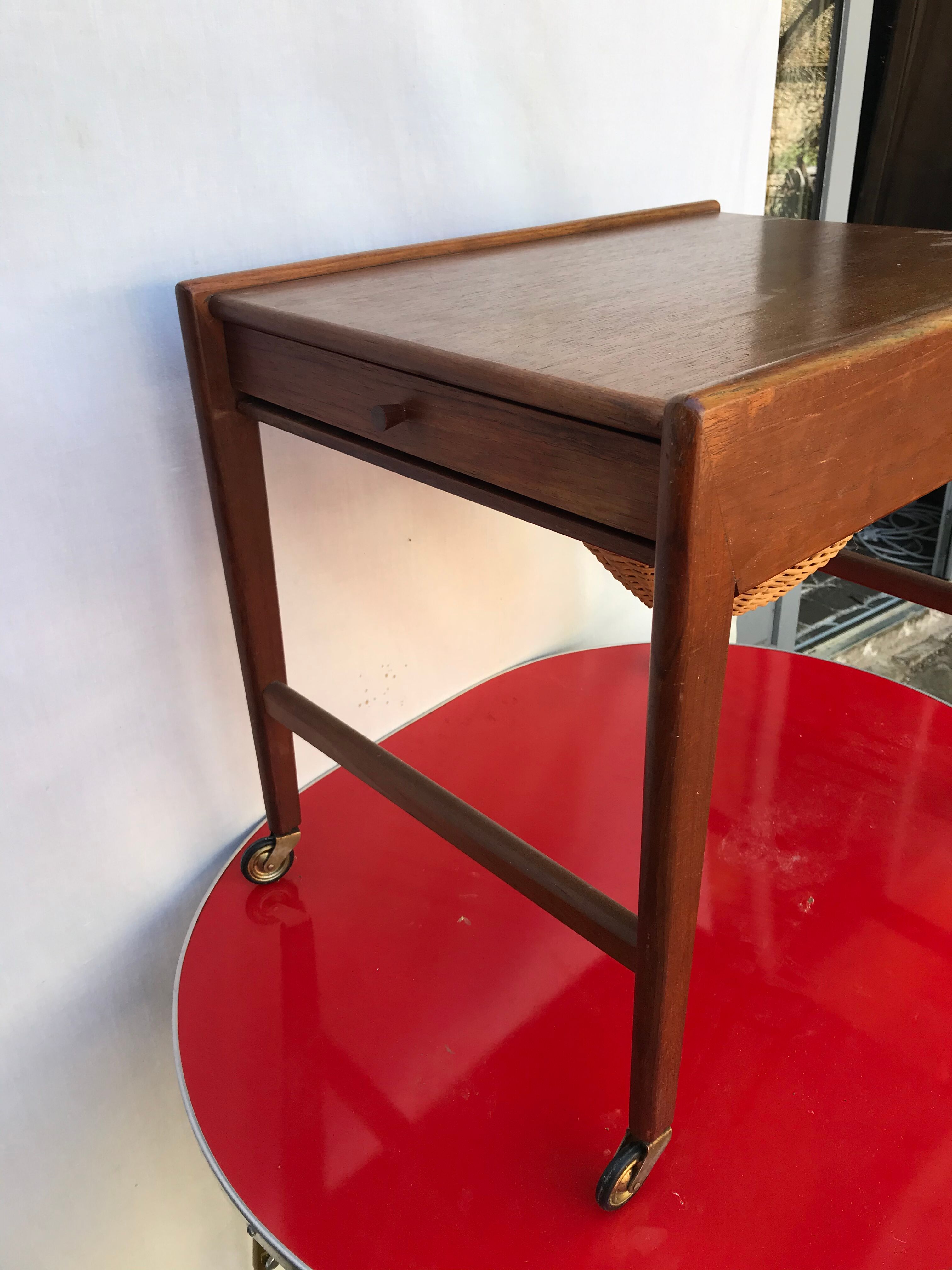 Travailleuse en teck scandinave panier tiroir roulettes