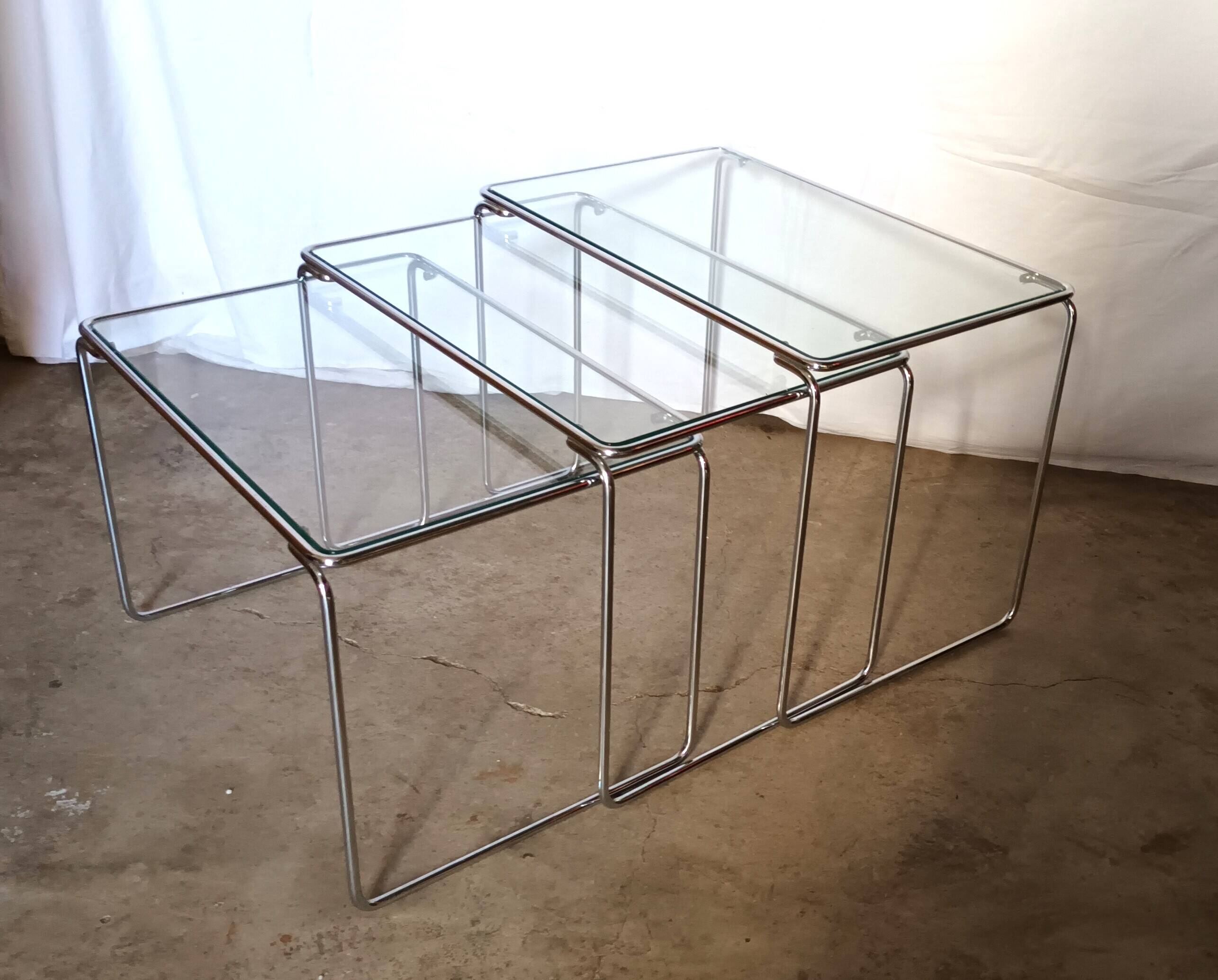 3 nesting tables in chrome metal and glass, 1970s.