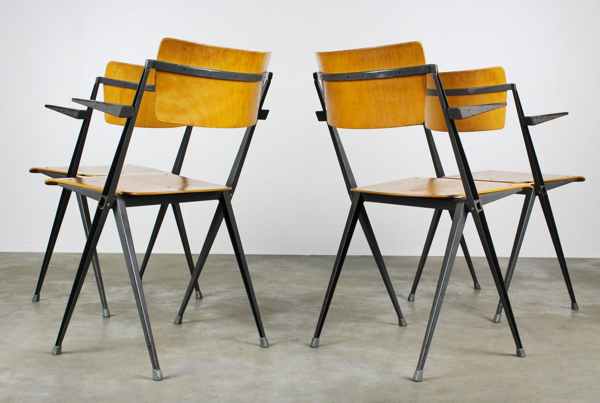 Chaises Pyramid  vintage avec accoudoirs par Wim Rietveld