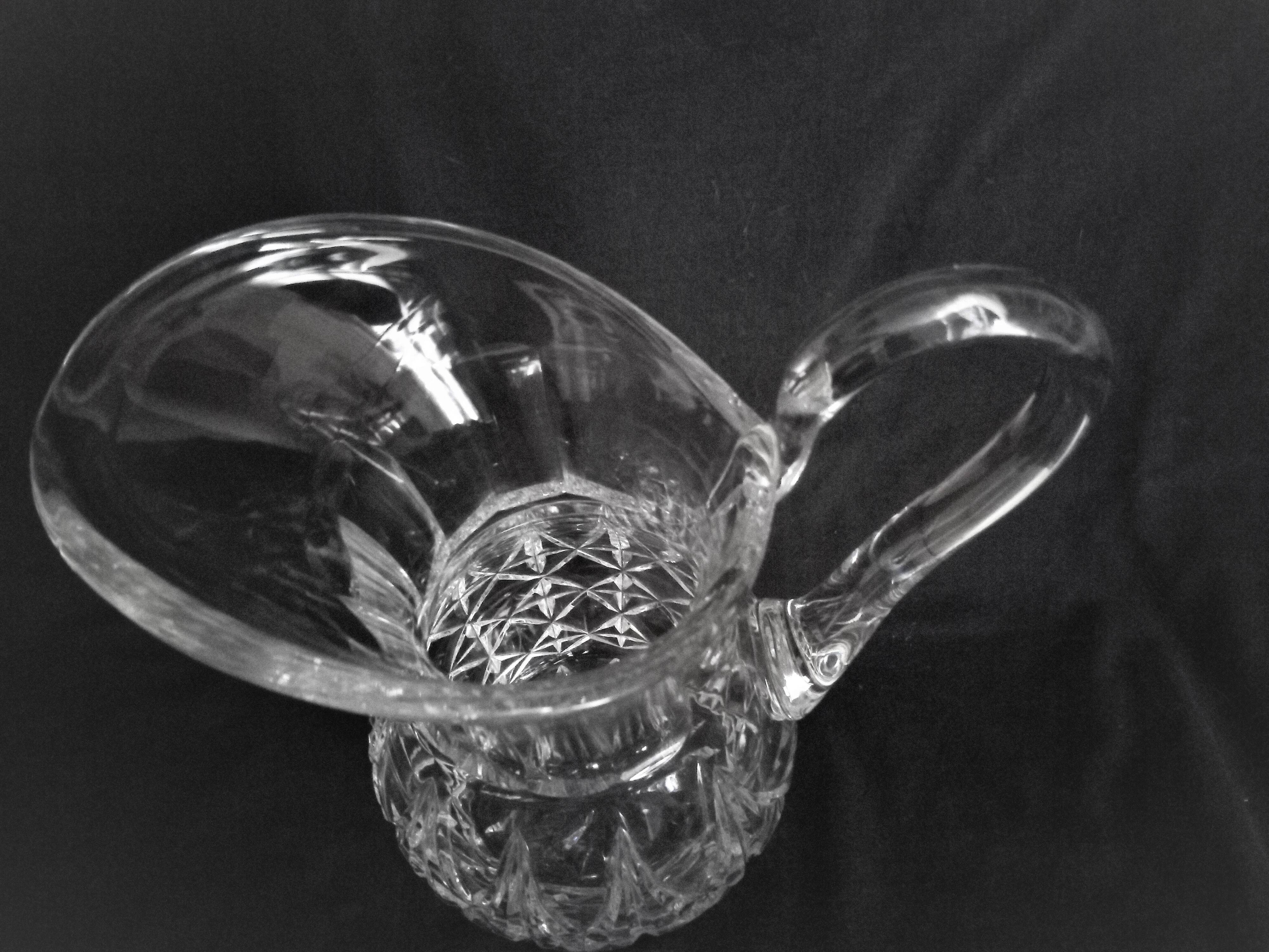 Carafe à eau en cristal taillé de Saint Louis, signée
