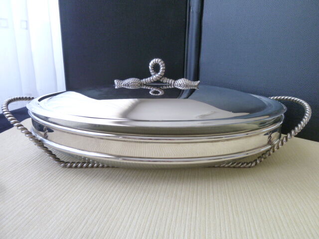 Oval-shaped covered gratin dish in Silver Metal