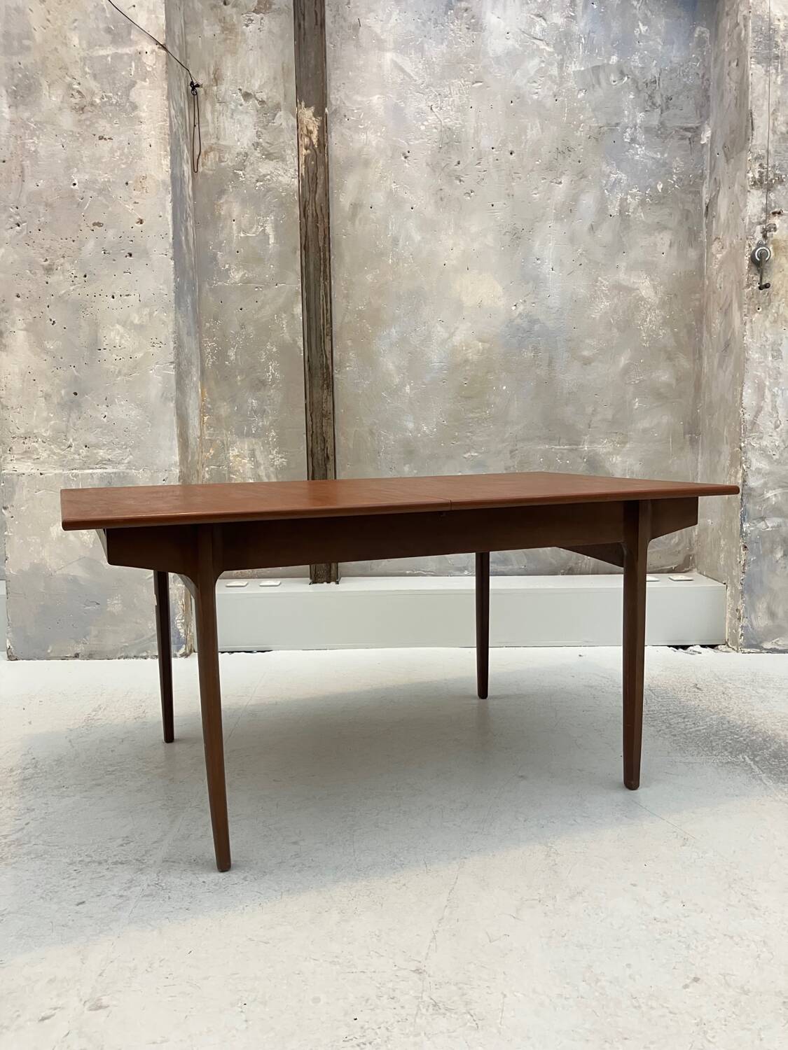 Table scandinave extensible vintage en teck