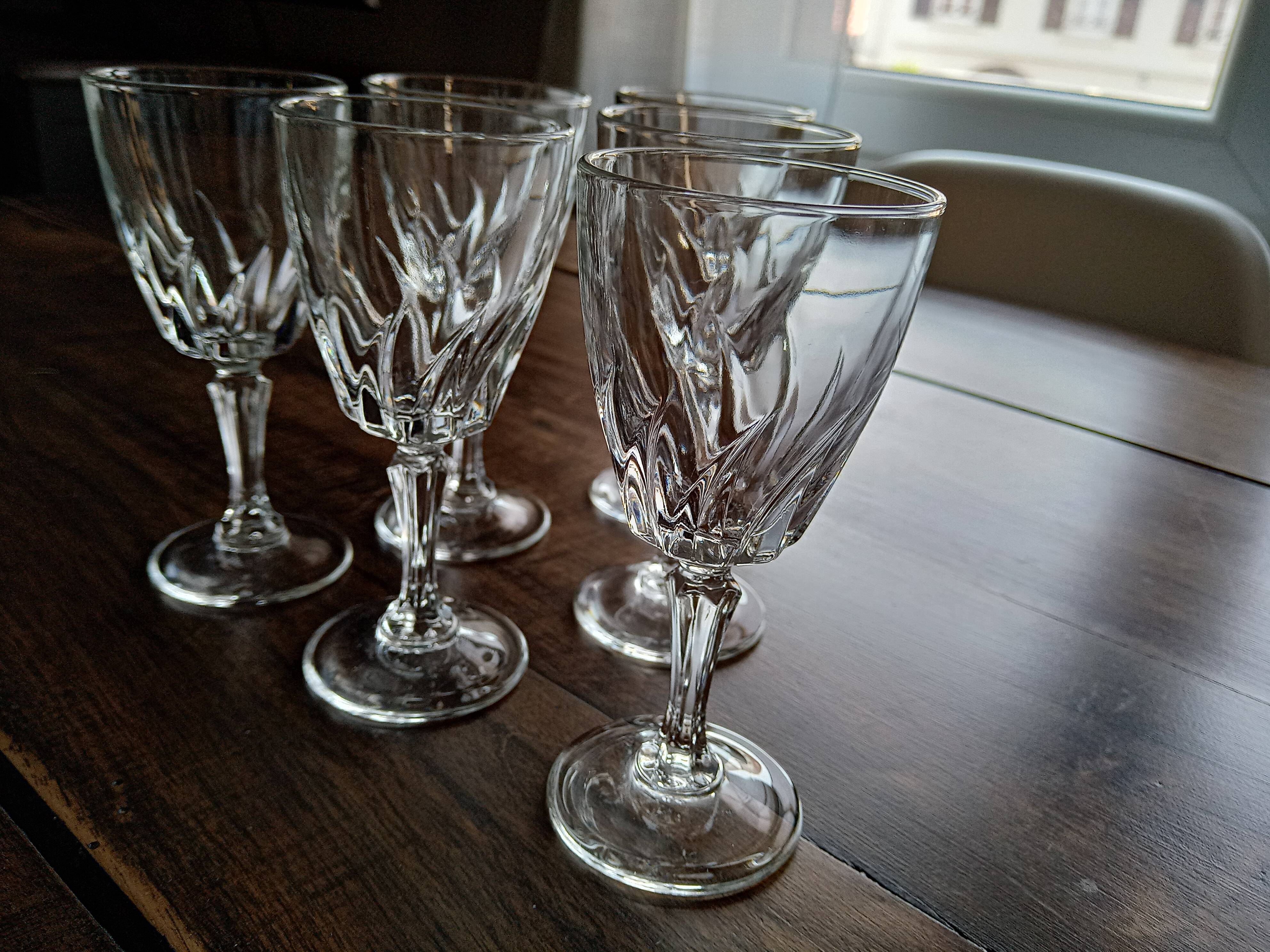 Lot de 6 verres à liqueur ou à porto sur pied vintage en verre moulé