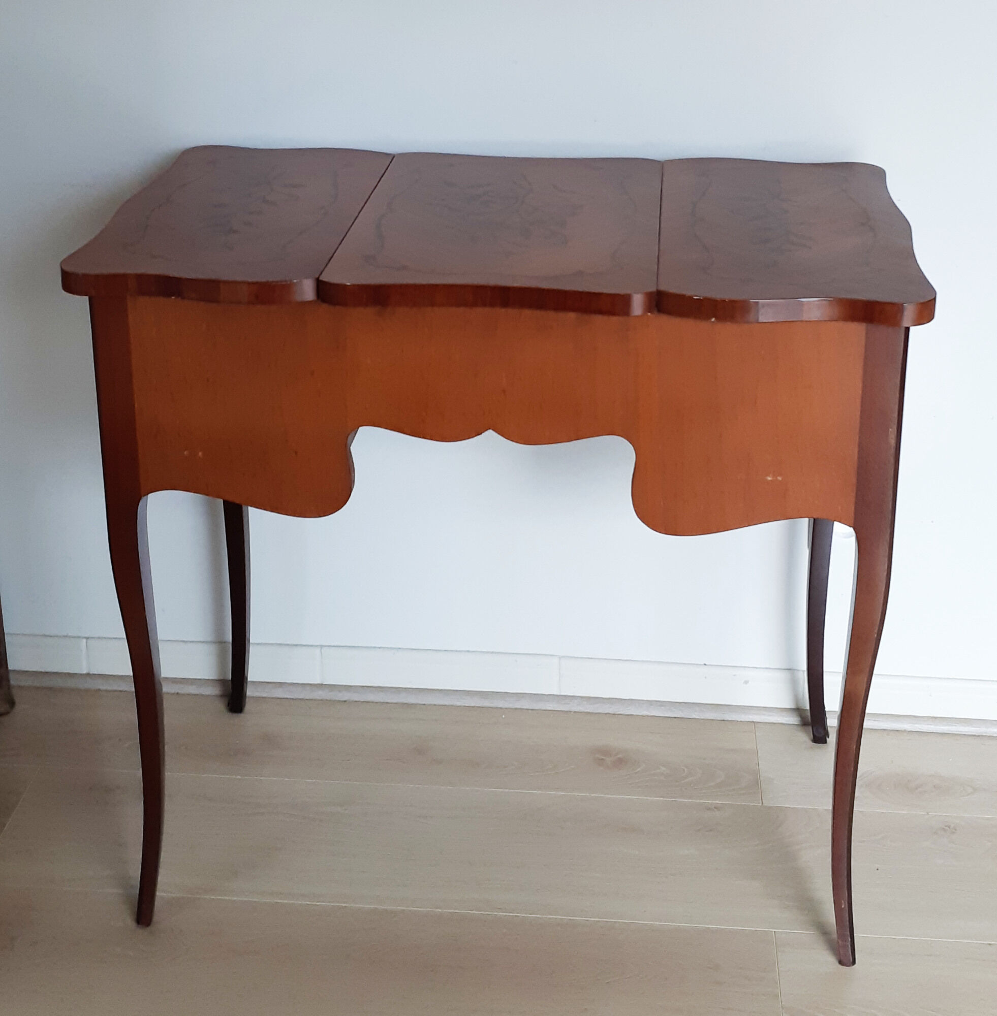 Dressing table in rosewood marquetry