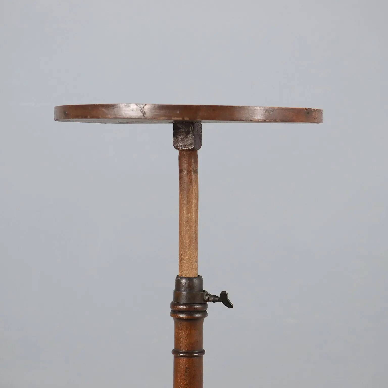 Small antique table in walnut and beech, Italy, 20th century.