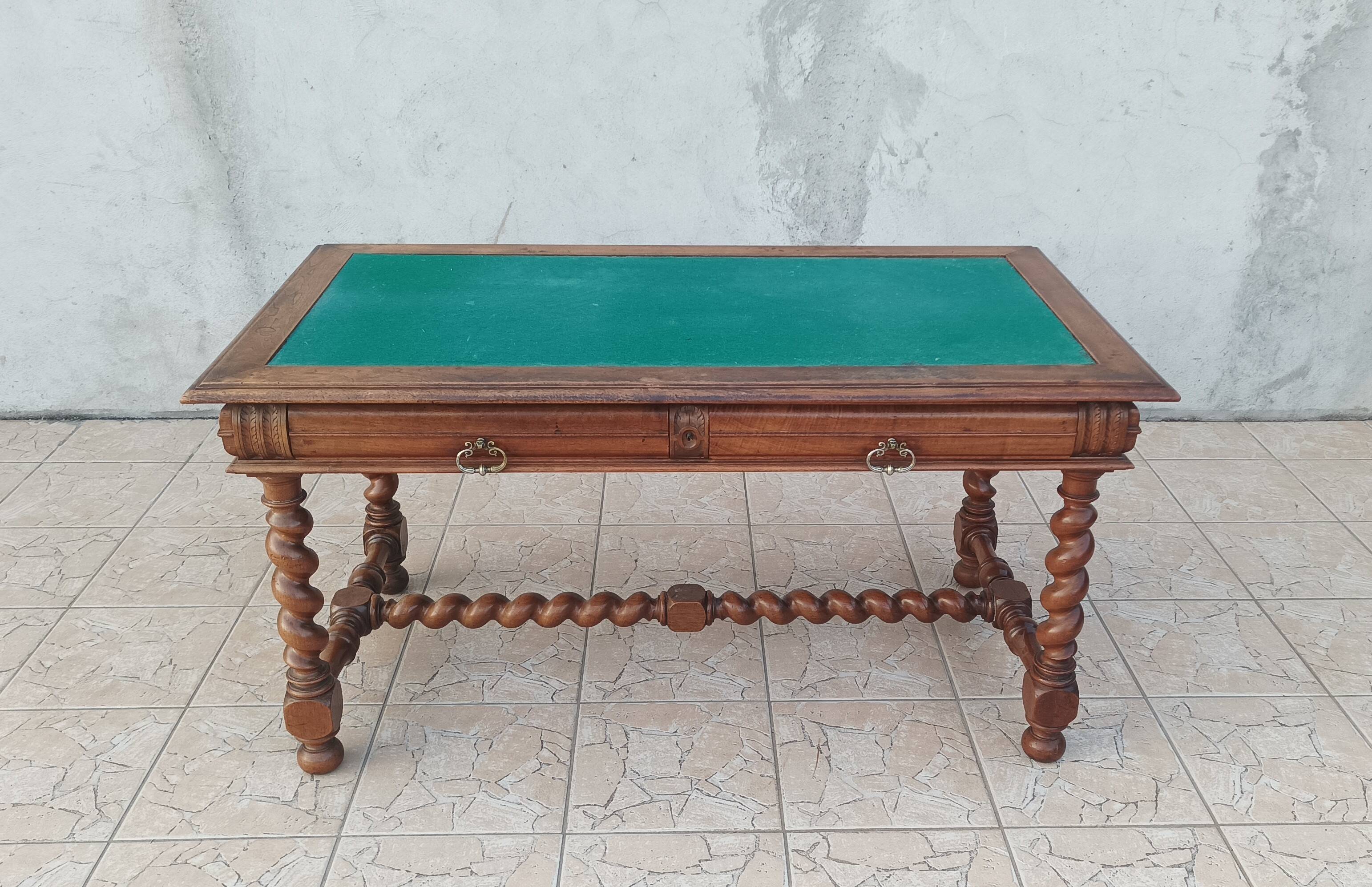 Bureau Louis XIII en noyer