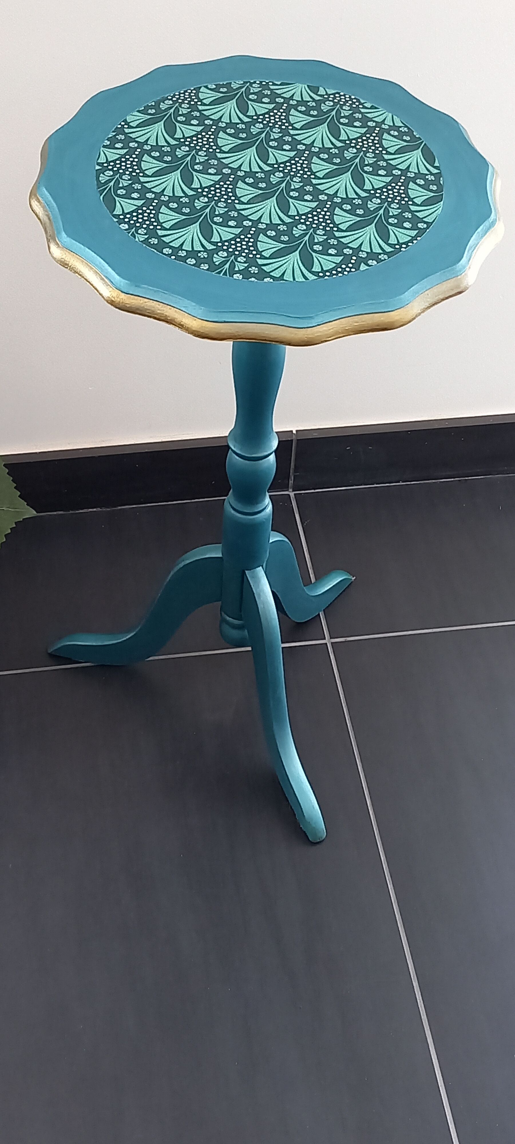 Vintage tripod pedestal table