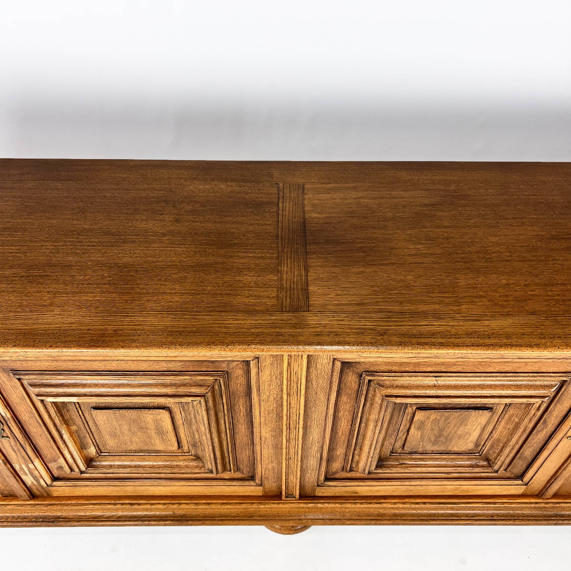 Buffet XXL Château en Chêne, 1960s