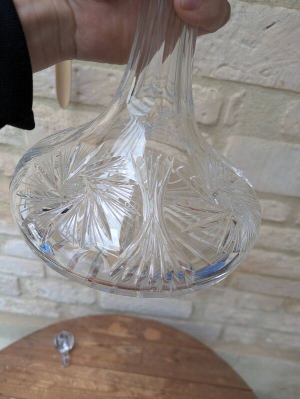 Ancienne carafe à décanter en cristal ciselé avec bouchon