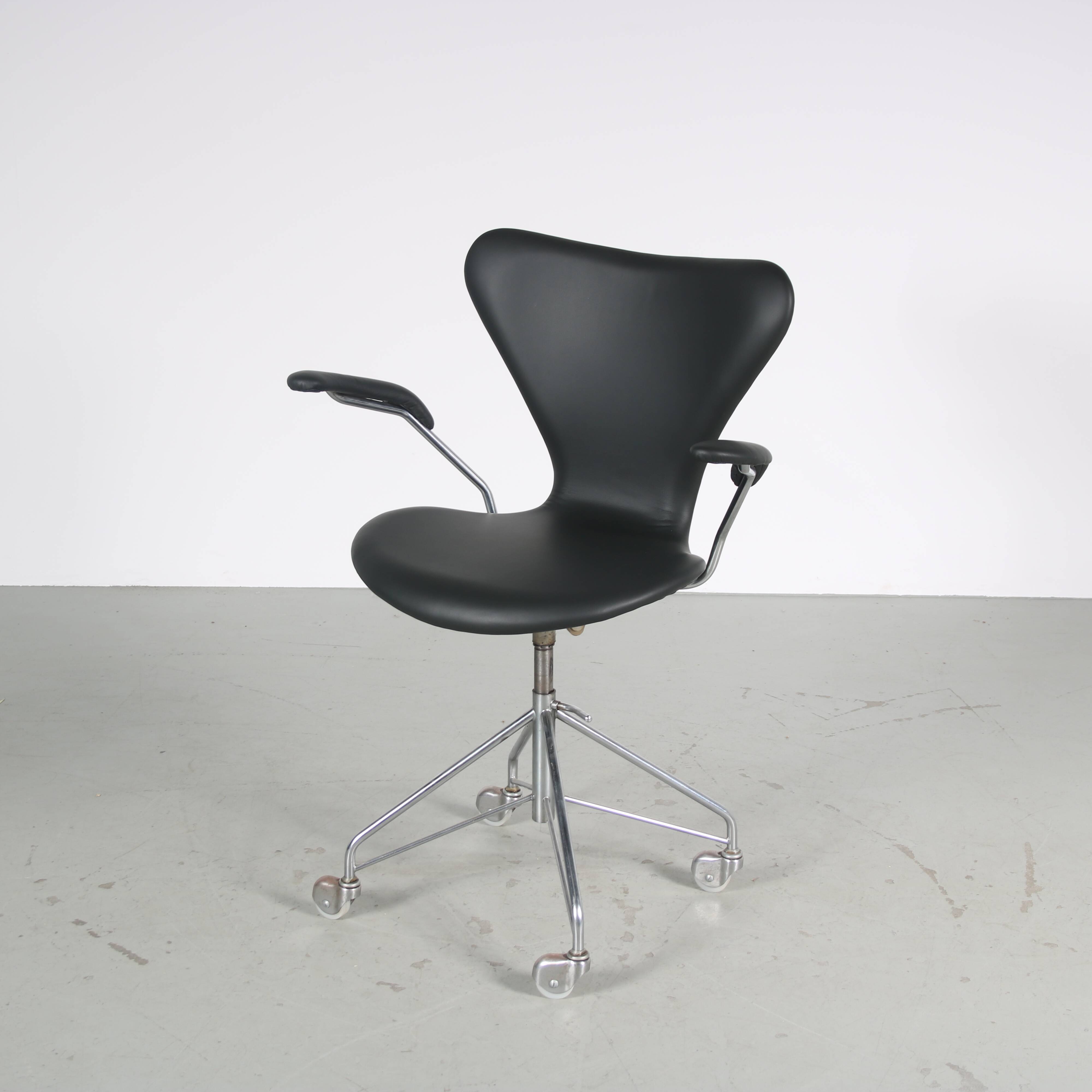 1950s “3217” Swivel desk chair by Arne Jacobsen for Fritz Hansen, Denmark