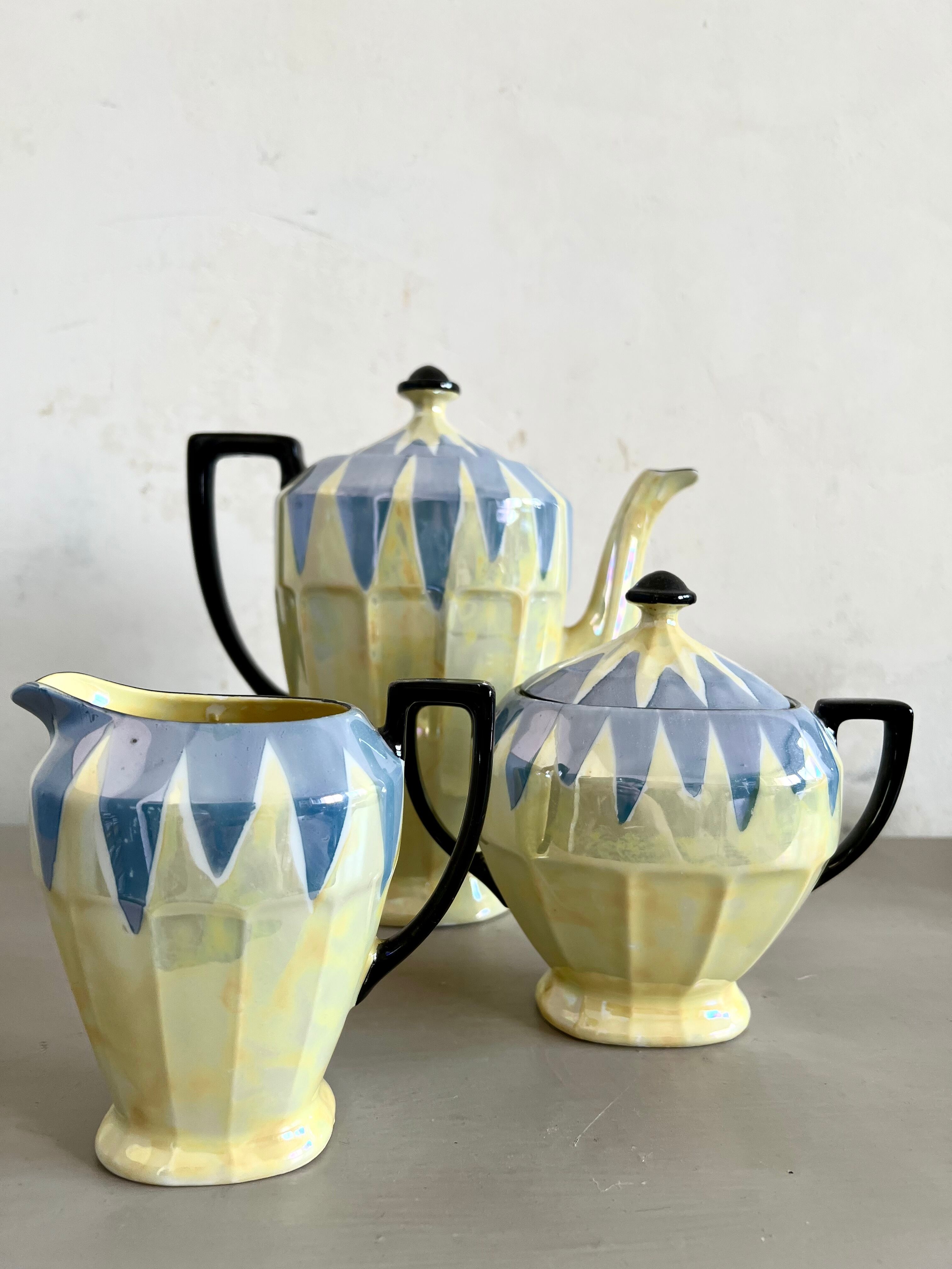 Art Deco coffee set in fine pearlescent porcelain 20s